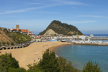 The church Iglesia Parroquial de San Salvador on the waterfront, Getaria, Camino de la Costa, Camino del Norte, coastal route, Way of St. James, Camino de Santiago, pilgrims way, province of Guipuzcoa, Basque Country, Euskadi, Northern Spain, Spain, Europe