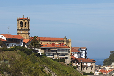 The church Iglesia Parroquial de San Salvador at the coastal town Getaria, Camino de la Costa, Camino del Norte, coastal route, Way of St. James, Camino de Santiago, pilgrims way, province of Guipuzcoa, Basque Country, Euskadi, Northern Spain, Spain, Europe