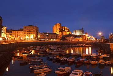 Boats at fishing port and the church Iglesia de Santa Maria de Asuncion in the evening, Castro Urdiales, Camino de la Costa, Camino del Norte, coastal route, Way of St. James, Camino de Santiago, pilgrims way, province of Cantabria, Cantabria, Northern Spain, Spain, Europe