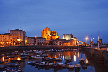 Boats at fishing port and the church Iglesia de Santa Maria de Asuncion in the evening, Castro Urdiales, Camino de la Costa, Camino del Norte, coastal route, Way of St. James, Camino de Santiago, pilgrims way, province of Cantabria, Cantabria, Northern Spain, Spain, Europe