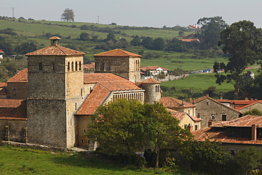 The church Colegiata de Santillana del Mar at the old town, Santillana del Mar, Camino de la Costa, Camino del Norte, coastal route, Way of St. James, Camino de Santiago, pilgrims way, province of Cantabria, Cantabria, Northern Spain, Spain, Europe