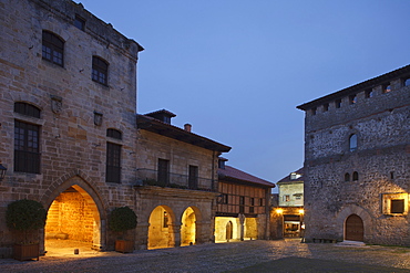 Torre de Don Borja tower and the restaurant El Castillo at the old town in the evening, Plaza Mayor, Santillana del Mar, Camino de la Costa, Camino del Norte, coastal route, Way of St. James, Camino de Santiago, pilgrims way, province of Cantabria, Cantabria, Northern Spain, Spain, Europe