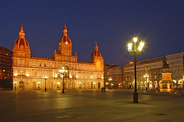 Town hall, monument to local hero Maria Pita, Praza Maria Pita, main square, La Coruna, A Coruna, Camino Ingles, Camino de Santiago, Way of Saint James, pilgrims way, province of La Coruna, Galicien, Nordspanien, Spanien, Europa