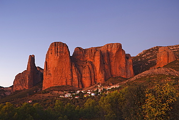 Los Mallos de Riglos, rock formations, mountains, Riglos, village, provinz of Huesca, Aragon, Northern Spain, Spain, Europe