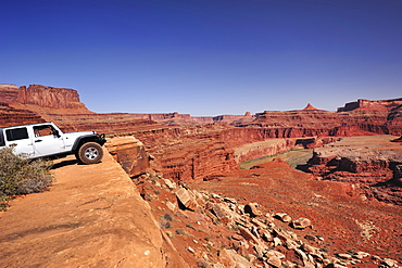 Jeep standing at brim above Colorado River, White Rim Drive, White Rim Trail, Island in the Sky, Canyonlands National Park, Moab, Utah, Southwest, USA, America