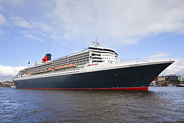 Cruise ship Queen Mary 2 entering port, Hamburg, Germany, Europe