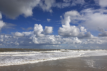 High tide at the North Beach, Island of Spiekeroog, East Frisian Islands, Lower Saxony, Germany, Europe