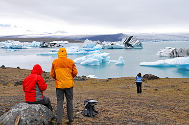 People at the Joekulsa river, glacier lagoon at Vatnajoekull National Park, South Island, Europe