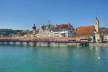 Reuss river with Chapel bridge, Lucerne, Lucerne, Switzerland, Europe