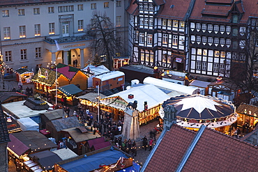 Christmas market on Burgplatz in the evening light, View from the town hall towards the cathedral, Henry the Lion, Brunswick, Lower Saxony, Germany