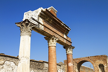 Corinthian columns at the temple of Jupiter, via del foro, historic town of Pompeii in the Gulf of Naples, Italy, Europe