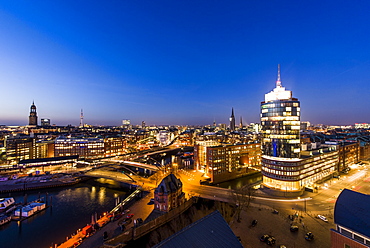 View in the twilight to Hamburg, Am Baumwall, the Elbe seen from the Kehr Wieder Spitze, Hamburg, Germany