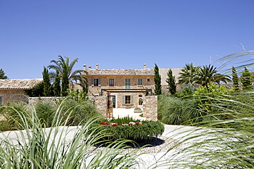 Driveway and entrance of Sa Franquesa Nova Hotel, Hotel Rural, country hotel between Villafranca de Bonany and Manacor, Mallorca, Balearic Islands, Spain