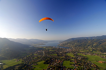 Person paragliding near Lake Tegernsee, near Rottach-Egern, Tegernsee, Upper Bavaria, Bavaria, Germany