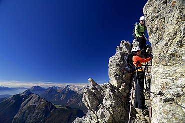 Women on the Mittenwalder Klettersteig, Mittenwalder Hoehenweg, Fixed rope climbing, Karwendel mountain, Mittenwald, Upper Bavaria, Bavaria, Germany