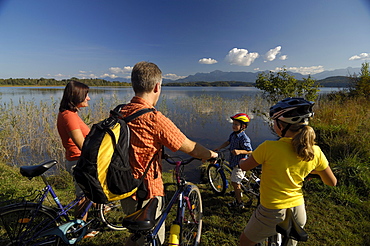 Family on a bike tour at lake Staffelsee, near Murnau, Upper Bavaria, Bavaria, Germany