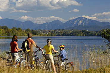 Family on a bike tour at lake Staffelsee, near Murnau, Upper Bavaria, Bavaria, Germany