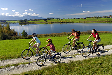 Family on a bike tour at lake Riegsee, near Murnau, Upper Bavaria, Bavaria, Deutschland