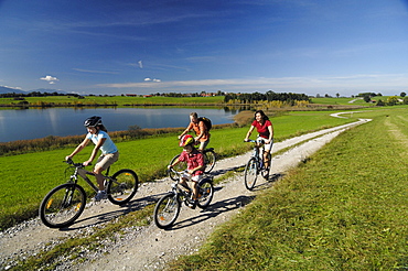 Family on a bike tour at lake Riegsee, near Murnau, Upper Bavaria, Bavaria, Deutschland