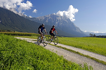 Couple on a mountain bike tour near Obermieming, near Telfs, Mieminger Plateau, Tyrol, Austria