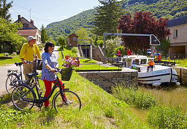 Houseboat in the Doubs-Rhine-Rhone-channel at Lock 42 near Ougney, PK 101, Doubs, Region Franche-Comte, France, Europe