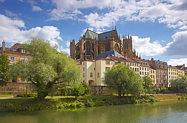 River Mosel and Saint Etienne Cathedral, Metz, Moselle, Region Alsace Lorraine, France, Europe