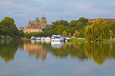 Port de Plaisance and Saint Etienne Cathedral, River Mosel, Metz, Moselle, Region Alsace Lorraine, France, Europe