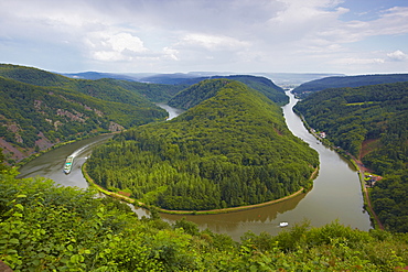 Boats in Mettlach horse-shoe bend, Saar, Saarland, Germany, Europe