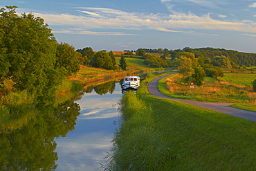 Houseboat on the Canal des Houilleres de la Sarre near Harskirchen, Bas Rhin, Region Alsace Lorraine, France, Europe