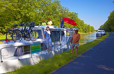 Houseboat on the Canal des Houilleres de la Sarre near Lock 1, Moselle, Region Alsace Lorraine, France, Europe