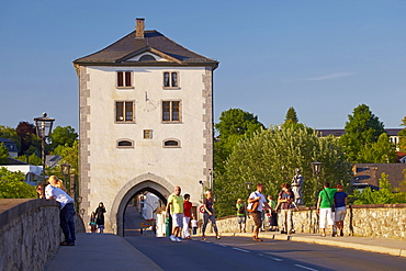 Alte Lahnbruecke bridge from 1315 with bridge superstructure, Limburg, Lahn, Westerwald, Hesse, Germany, Europe