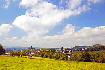 View of Hartenfels with the ruins of Hartenfels castle, locally known as Schmanddippe, butter churn, Westerwald, Rhineland-Palatinate, Germany, Europe