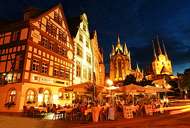 Restaurants at night with Erfurt Cathedral and Severi Church in the background, Cathedral Square, Erfurt, Thuringia, Germany