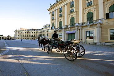 Fiaker (Viennese two-horse hackney carriage) at Schâˆšâˆ‚nbrunn Palace, Vienna (Wien), Austria