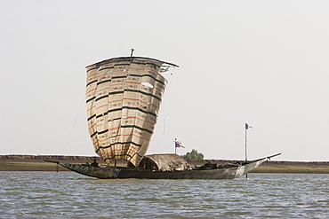 Sail boat on the Niger River between Niafunke and Kabara, Mali