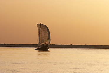 Sailboat in the sunrise over the Niger River between Niafunke and Kabara, Mali