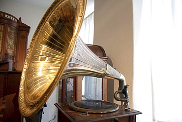 Gramophone on display at Siegfried's Mechanical Music Cabinet, RâˆšÂºdesheim, Hessen, Germany