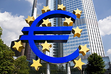 Monument to the Euro in front of the Eurotower, headquarters of the European Central Bank, Frankfurt am Main, Germany