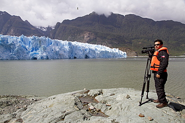 Man filming San Rafael Glacier and Laguna San Rafael, Laguna San Rafael National Park, AisâˆšÂ©n Region, Chile