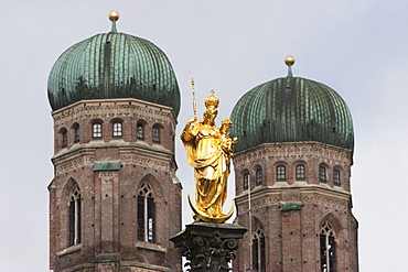 Statue of the Virgin Mary at the Marienplatz with the Frauenkirche in the background, Munich, Bavaria, Germany