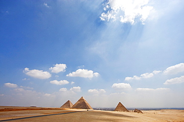 Great Pyramid of Khufu (Cheops), Pyramid of Khafre (Chephren) and Pyramid of Menkaure (Mycerinus), Giza, Al Jizah, Egypt