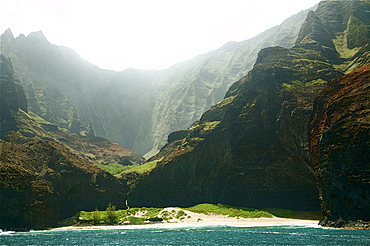 Hawaii, Kauai, Na Pali Coast, Rugged cliffs along ocean.