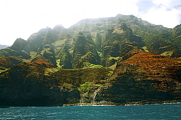 Hawaii, Kauai, Na Pali Coast, Rugged cliffs along ocean.