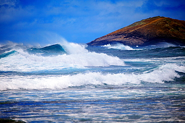 Hawaii, Oahu, Beautiful wave breaking, shot between Sandy's and Makapu'u.