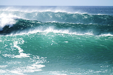 Hawaii, Oahu, Beautiful set of waves.