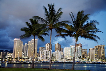 Hawaii, Oahu, Waikiki, Evening sky view from Magic Island.