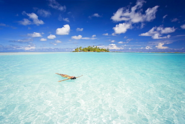 French Polynesia, Tuamotu Islands, Rangiroa, Woman enjoy a day in the ocean.