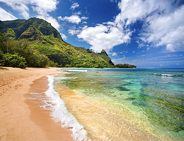 Hawaii, Kauai, North Shore, Tunnels Beach, Bali Hai Point.