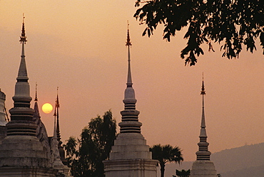 Thailand, Bangkok, Wat Suan Dok, misty pink sky at twilight