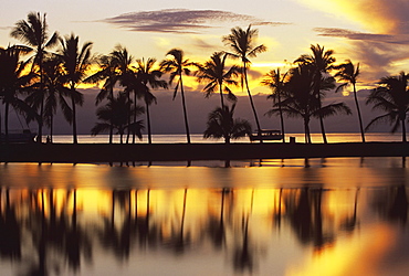 Hawaii, Big Island, South Kohala, Anaeho'omalu Bay, sunset and coconut palms